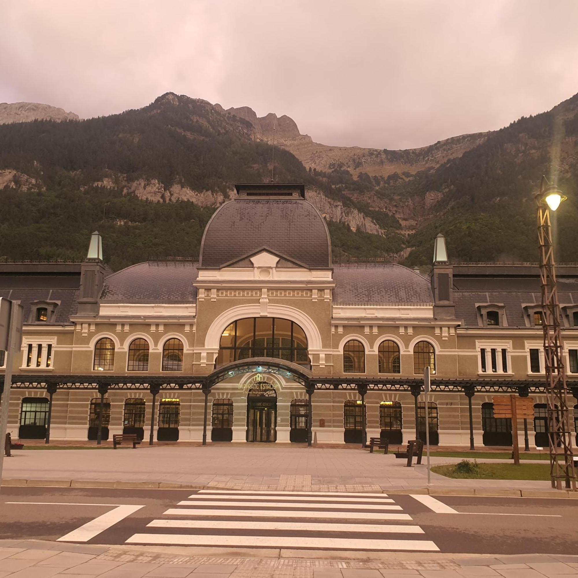 The Family Bienvenidos A Canfranc Exterior foto